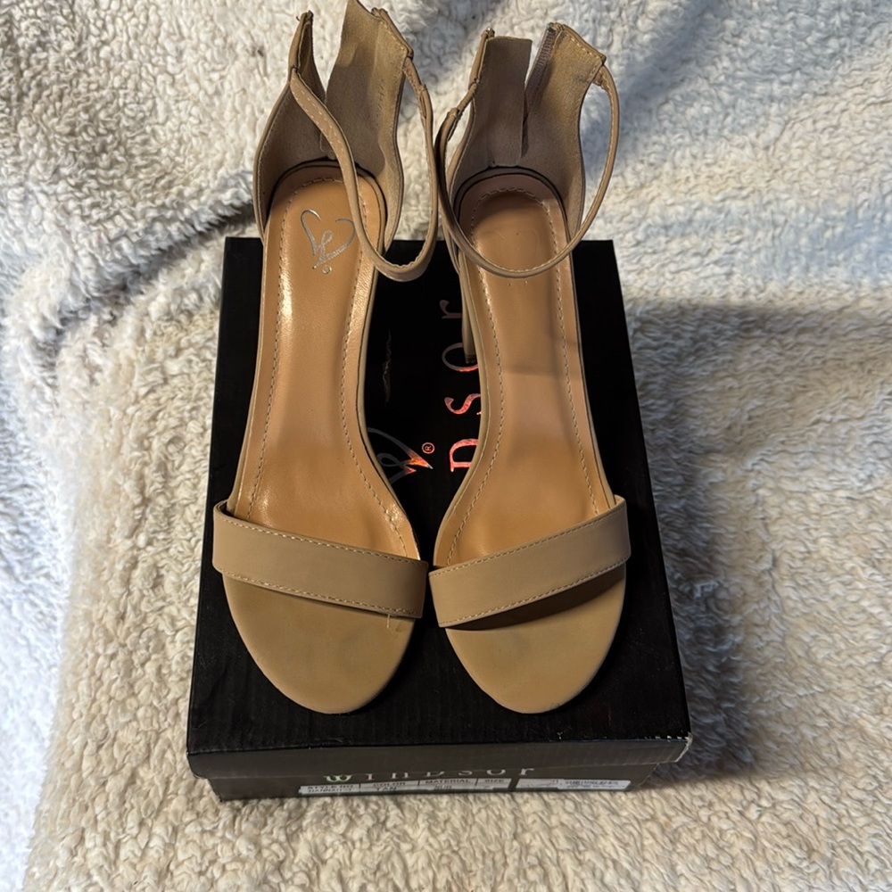 Windsor women, heel shoes, style Hannah color tan size 7